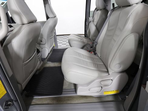 Used 2014 Toyota Sienna XLE w/ XLE Premium Package FWD image 17