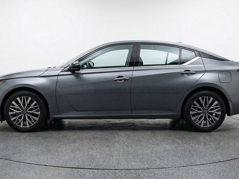 Used 2025 Nissan Altima 2.5 SV image 5