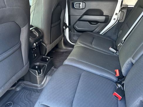 Used 2022 Jeep Wrangler Unlimited Sahara image 9