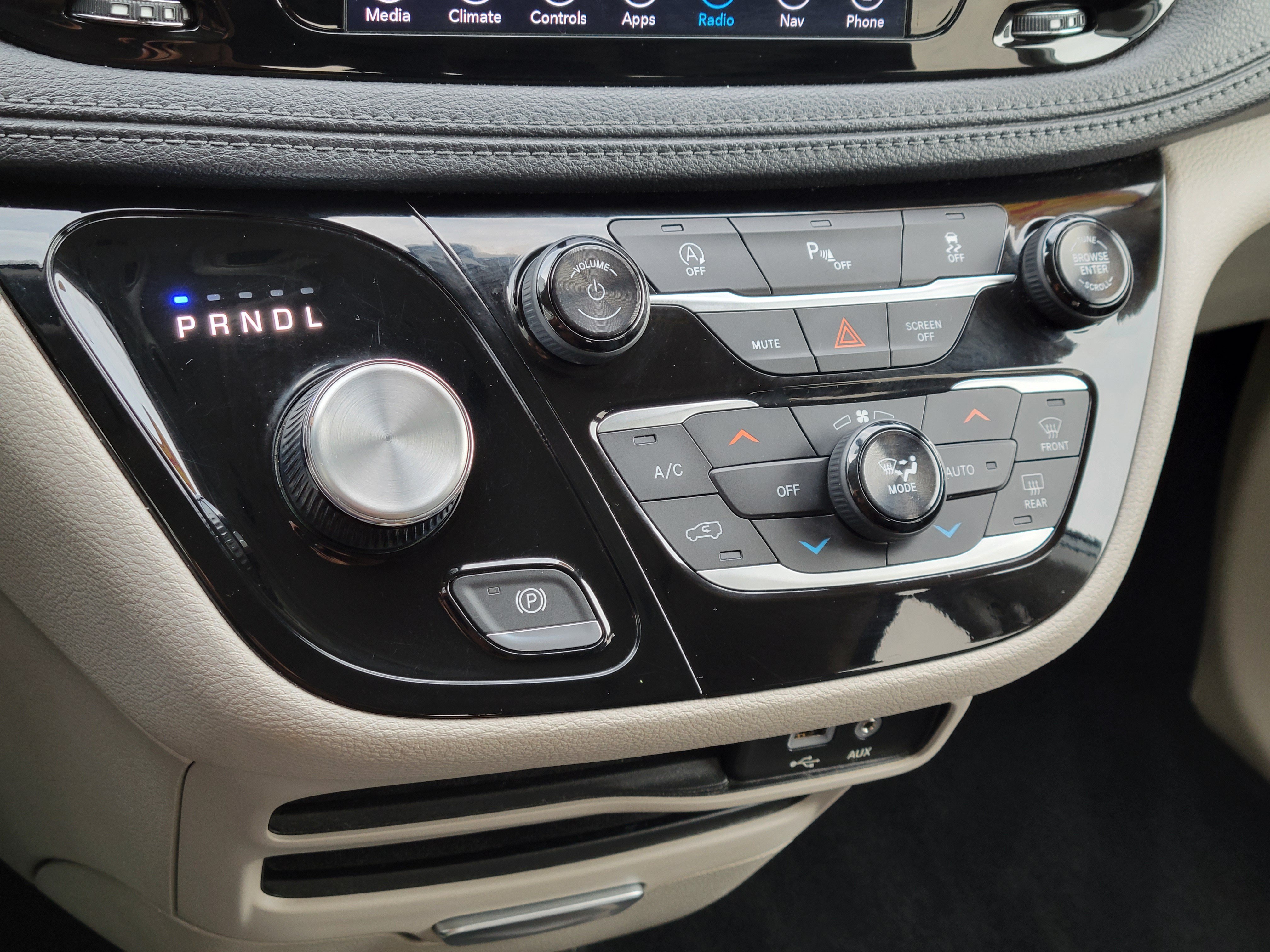 Used 2018 Chrysler Pacifica Limited FWD image 16