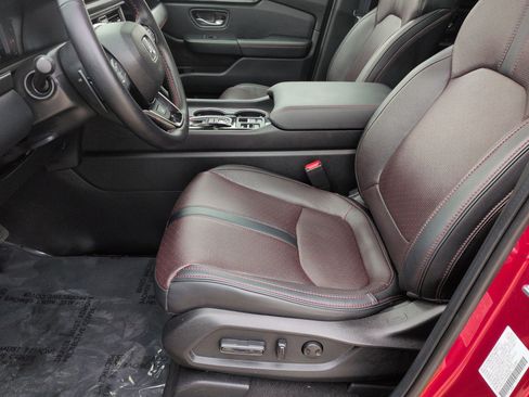 Certified 2025 Honda Pilot Black Edition image 11