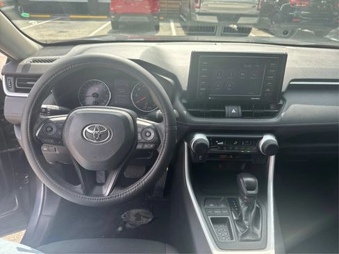 Used 2020 Toyota RAV4 LE FWD image 18