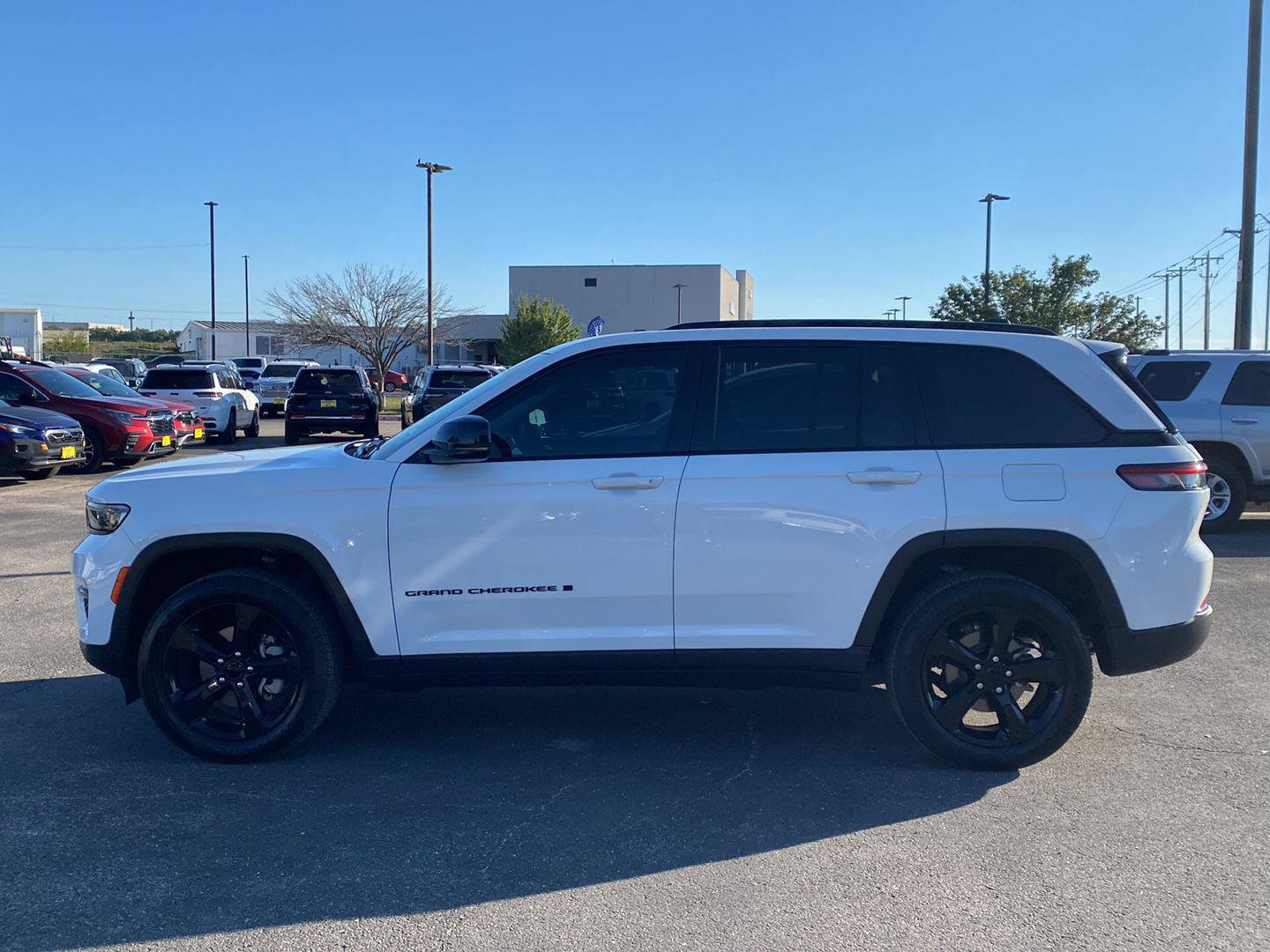 Used 2023 Jeep Grand Cherokee Limited w/ Black Appearance Package AWD/4WD image 2