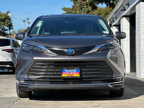 Used 2024 Toyota Sienna XLE image 9