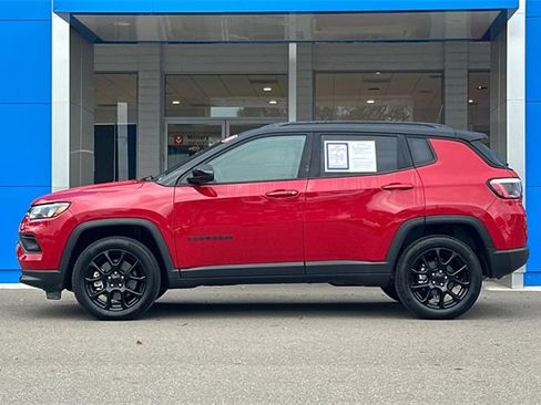 Used 2024 Jeep Compass Latitude w/ Convenience Group image 9