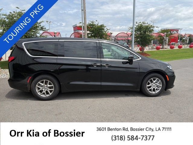 Used 2024 Chrysler Pacifica Touring-L FWD image 7