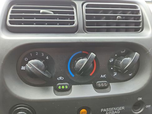 Used 2002 Nissan Frontier XE image 27