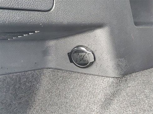 Used 2022 Volkswagen Tiguan SE R-Line image 10