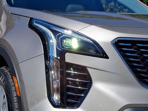 Used 2022 Cadillac XT4 Luxury w/ Cold Weather Package AWD/4WD image 9