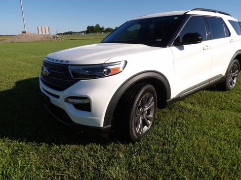 Used 2023 Ford Explorer XLT w/ Equipment Group 202A AWD/4WD image 2