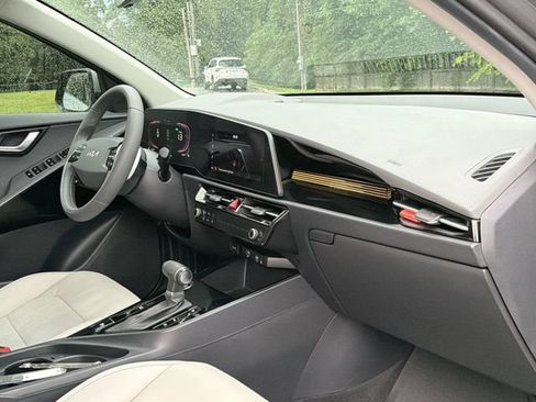 Used 2024 Kia Niro EX Touring FWD image 18