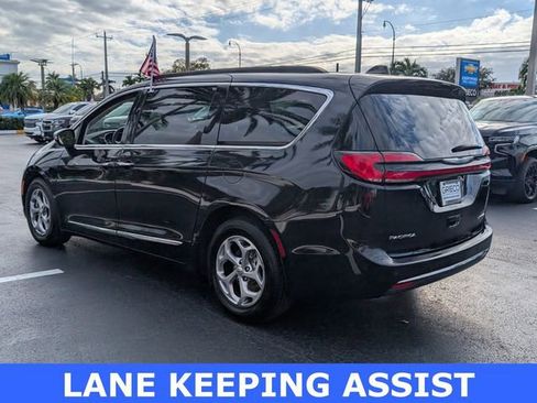 Used 2023 Chrysler Pacifica Limited image 5