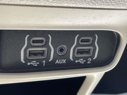 Used 2023 Chrysler Pacifica Touring-L FWD image 31