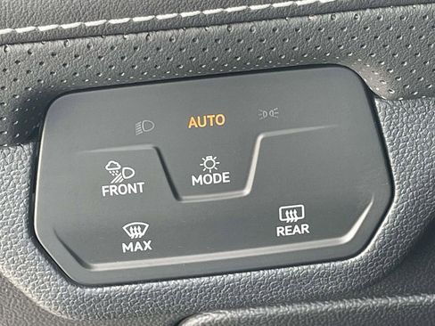 Used 2025 Volkswagen Atlas Cross Sport SE image 18