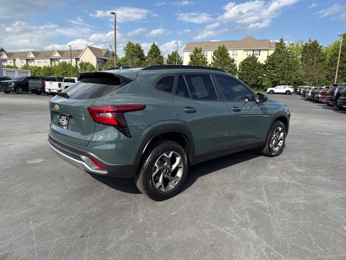 Used 2025 Chevrolet Trax LT w/ Driver Confidence Package FWD image 3