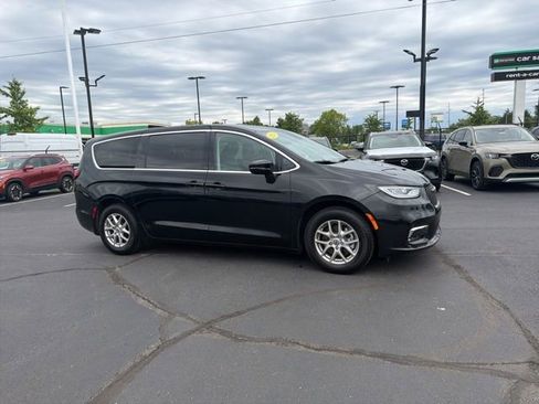 Used 2024 Chrysler Pacifica Touring-L FWD image 3