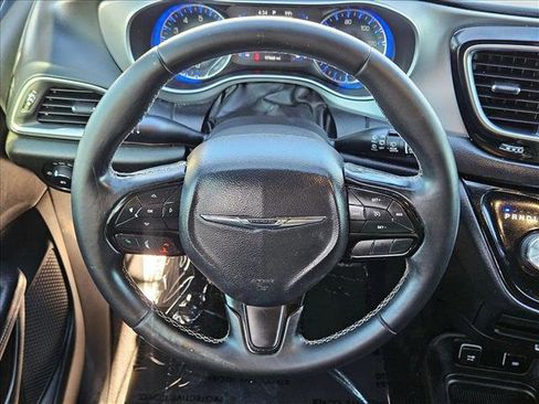 Used 2018 Chrysler Pacifica Touring Plus w/ S Appearance Package FWD image 15