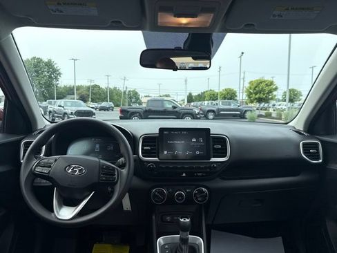 Used 2025 Hyundai Venue SE FWD image 10