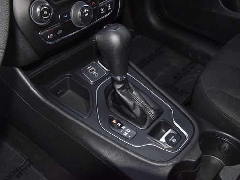 Used 2021 Jeep Cherokee Latitude image 30