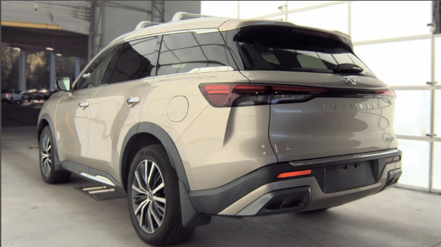 Used 2023 INFINITI QX60 Sensory w/ Vision Package AWD/4WD image 7
