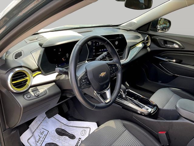 Used 2025 Chevrolet Trax LT w/ LT Convenience Package FWD image 18