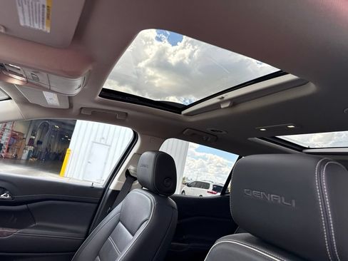 Used 2023 GMC Acadia Denali w/ Denali Ultimate Package AWD/4WD image 15