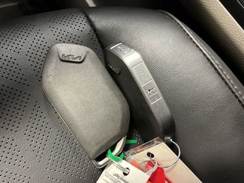 Used 2025 Kia Carnival FWD image 20