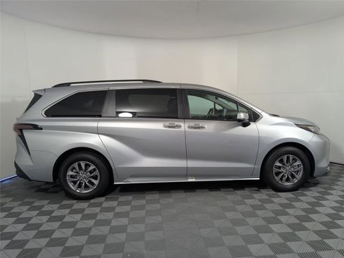 Certified 2023 Toyota Sienna XLE image 4
