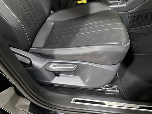 Certified 2023 Volkswagen Tiguan SE R-Line image 37