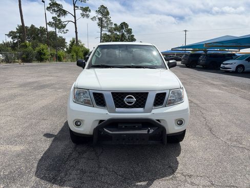 Used 2021 Nissan Frontier SV RWD image 2