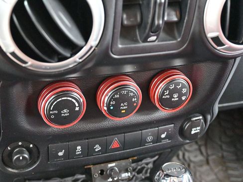 Used 2013 Jeep Wrangler Unlimited Rubicon AWD/4WD image 18