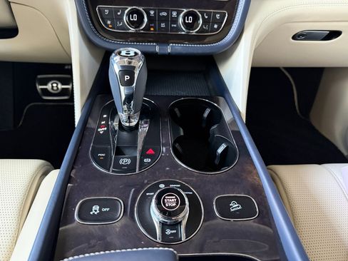 Used 2020 Bentley Bentayga image 39