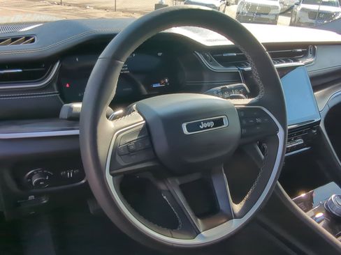 Used 2024 Jeep Grand Cherokee Limited image 17