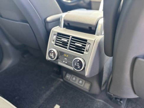 Used 2025 Land Rover Discovery Dynamic SE AWD/4WD image 10