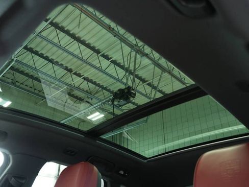 Certified 2025 Porsche Macan image 37