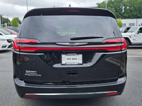 New 2025 Chrysler Pacifica Select image 12