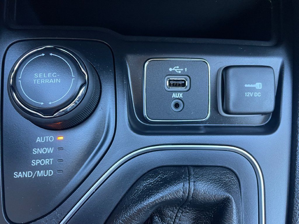 Certified 2020 Jeep Cherokee Latitude Plus w/ Comfort/Convenience Group AWD/4WD image 37