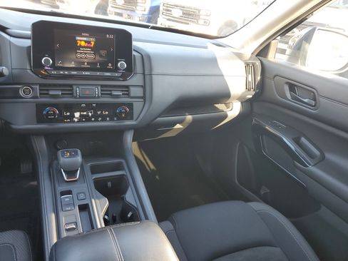 Used 2023 Nissan Pathfinder S image 16