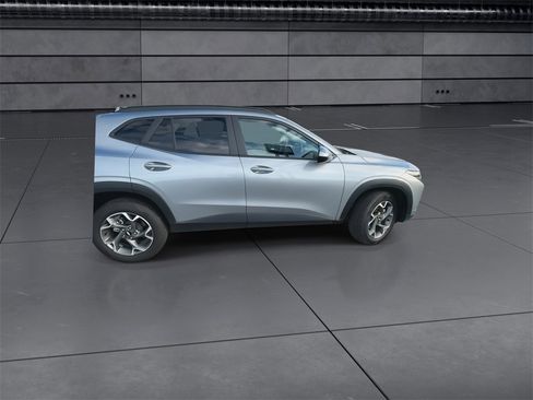 Used 2024 Chevrolet Trax LT w/ Driver Confidence Package image 9