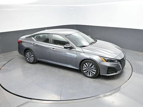Used 2025 Nissan Altima 2.5 SV FWD image 25