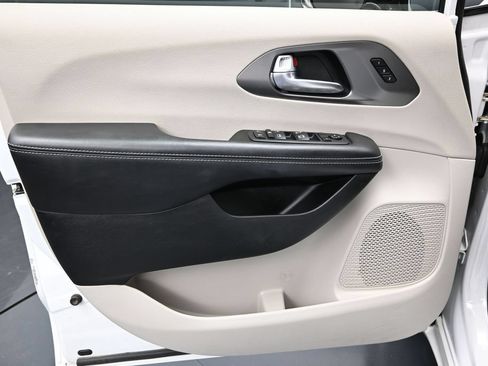 Used 2024 Chrysler Pacifica Touring-L FWD image 18