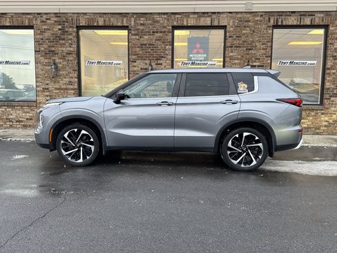 Used 2022 Mitsubishi Outlander SE image 2