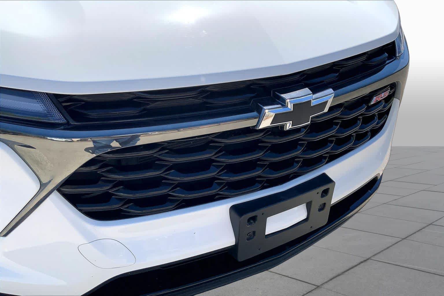 Used 2025 Chevrolet Trax RS w/ Sunroof Package FWD image 30
