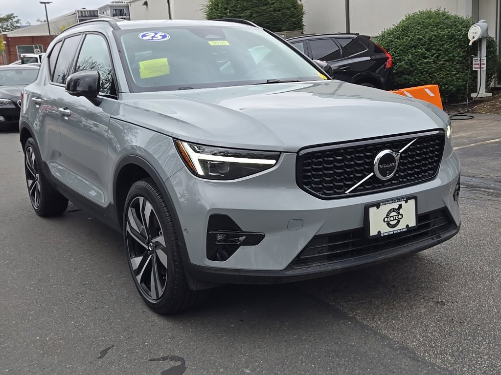 Certified 2025 Volvo XC40 B5 Ultra AWD/4WD image 2