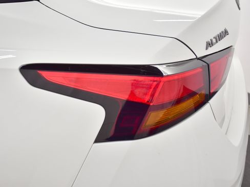 Used 2025 Nissan Altima 2.5 SV FWD image 31