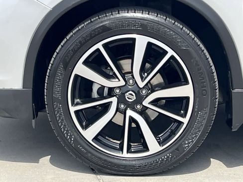 Used 2018 Nissan Rogue SL w/ Premium Package FWD image 36