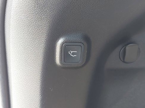 Used 2019 Jeep Cherokee Limited FWD image 13