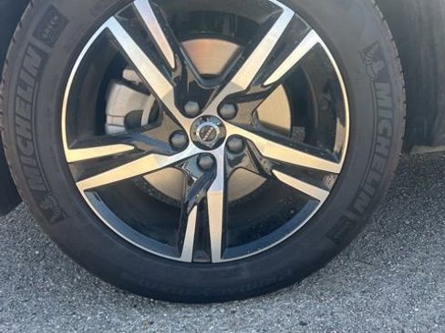 Used 2025 Volvo XC40 B5 Core image 32