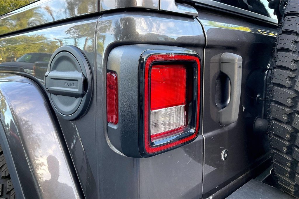Used 2019 Jeep Wrangler Unlimited Sahara AWD/4WD image 17