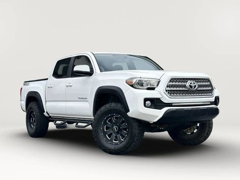 Used 2017 Toyota Tacoma TRD Off-Road RWD image 12